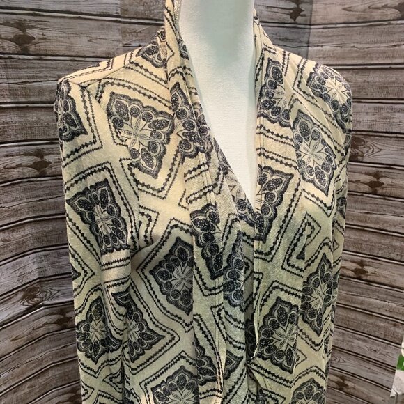 CHARLOTTE RUSSE Light Weight Cardigan Wrap - Picture 4 of 6